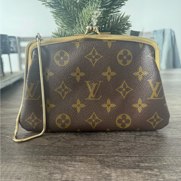LV Marais Kisslock Wristlet Pouch โจ - Picture 1 of 5